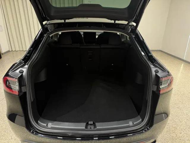 Tesla Model Y — Фото автомобиля 29