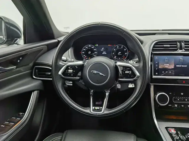 Jaguar XEL — Фото автомобиля 11