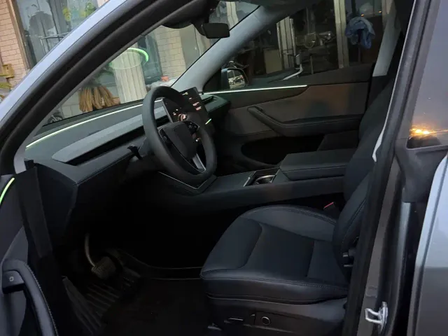 Tesla Model Y — Фото автомобиля 11