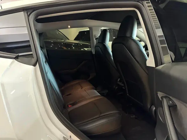 Tesla Model Y — Фото автомобиля 9