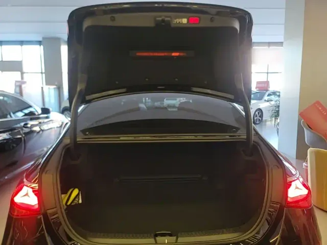 Mercedes-Benz E-Class — Фото автомобиля 18