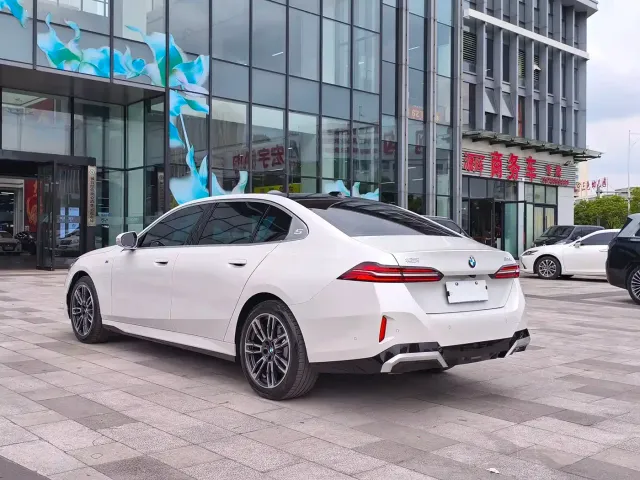 BMW 5 Series — Фото автомобиля 7