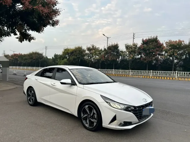 Hyundai Elantra 2022 1.5L CVT LUX Premium Edition — Фото автомобиля 7