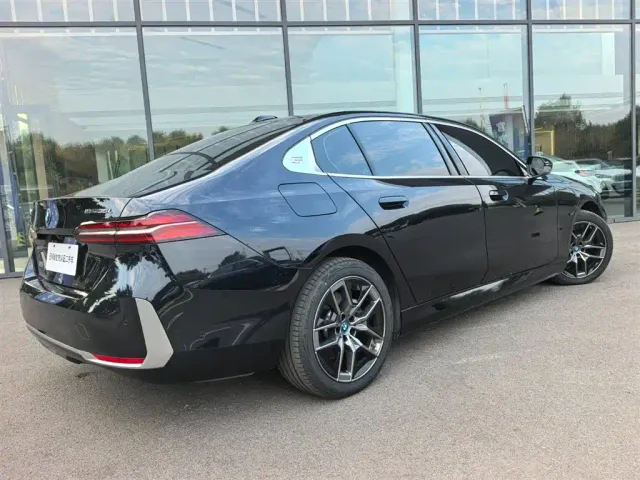 BMW BMW i5 2024 eDrive 35L Premium Luxury Package — Фото автомобиля 4