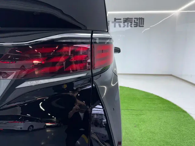 Toyota Alphard — Фото автомобиля 20
