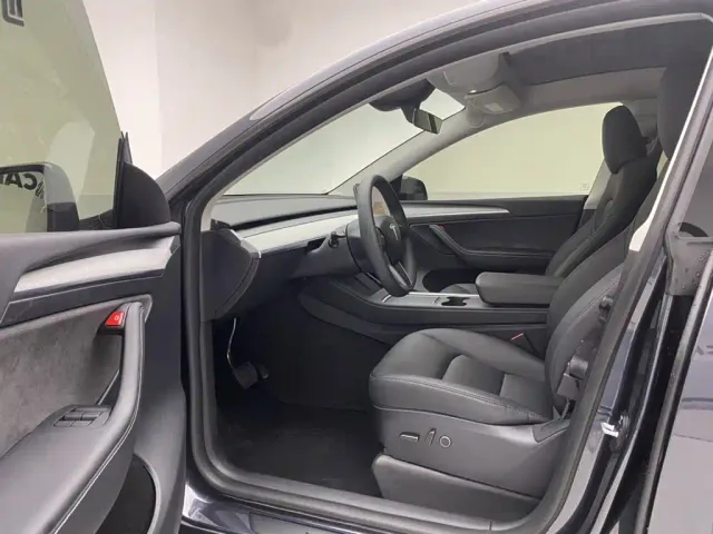 Tesla Model Y — Фото автомобиля 17