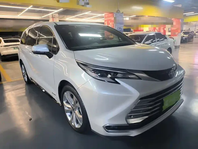 Toyota Sienna — Фото автомобиля 3