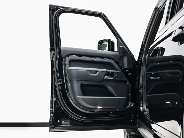 Land Rover Defender — Фото автомобиля 14