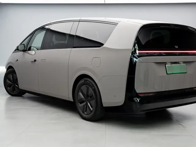 Li Auto MEGA — Фото автомобиля 18