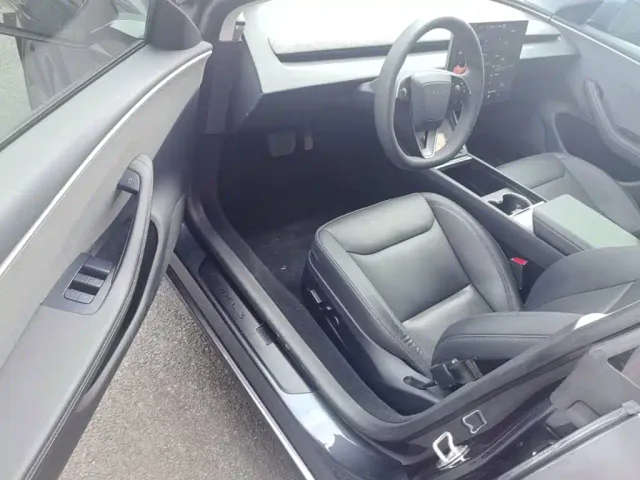 Tesla Model 3 — Фото автомобиля 14