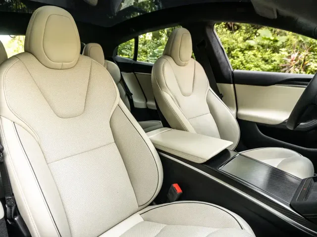 Tesla Model S — Фото автомобиля 17