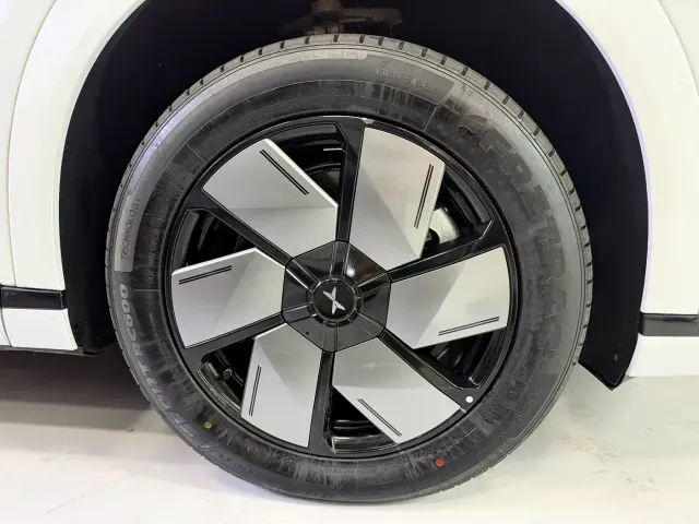 Xpeng X9 — Фото автомобиля 25