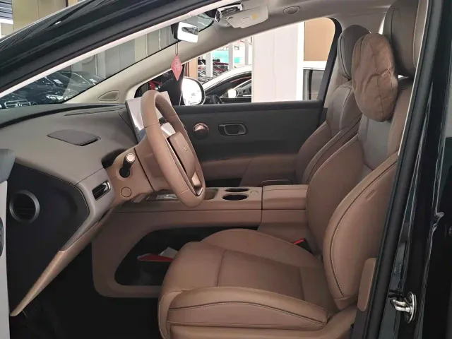 Li Auto i8 — Фото автомобиля 4