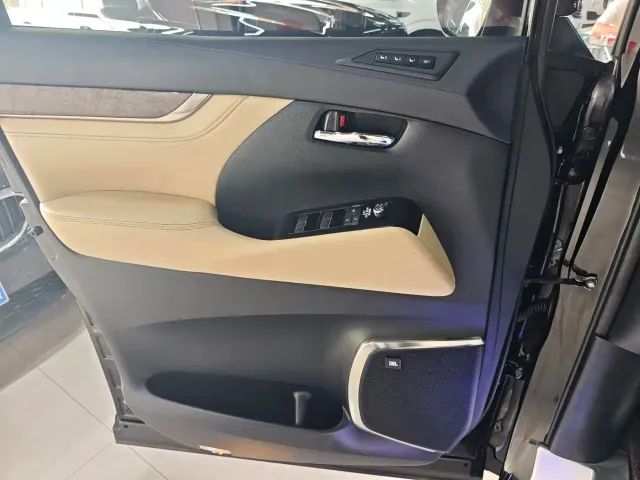 Toyota Vellfire — Фото автомобиля 14