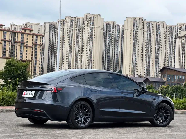 Tesla Model 3 — Фото автомобиля 9