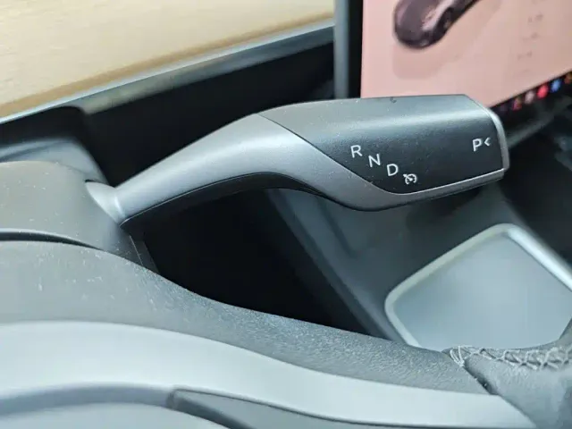 Tesla Model 3 — Фото автомобиля 6