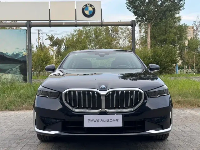 BMW i5 — Фото автомобиля 2