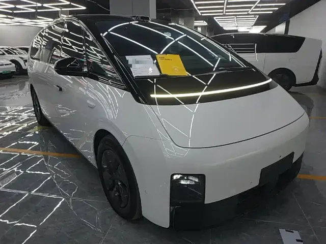 Li Auto MEGA — Фото автомобиля 3