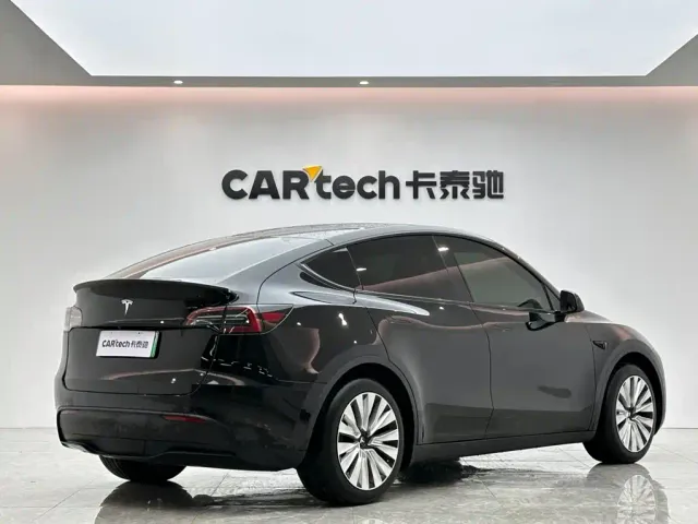 Tesla Model Y — Фото автомобиля 5
