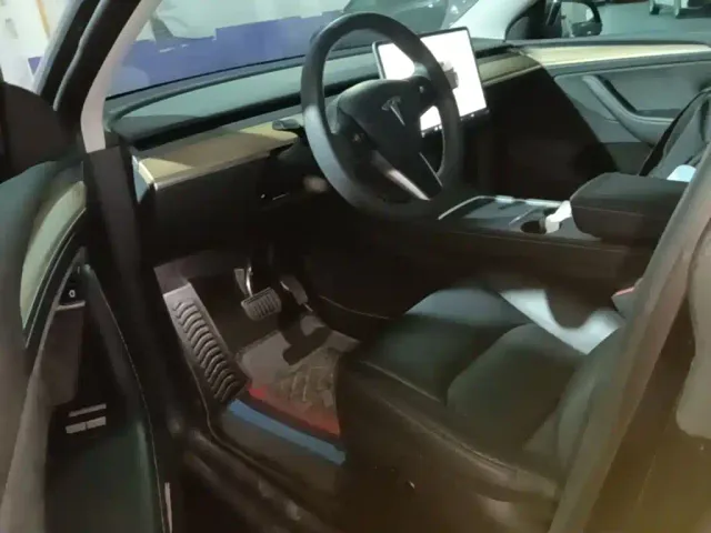 Tesla Model Y — Фото автомобиля 15