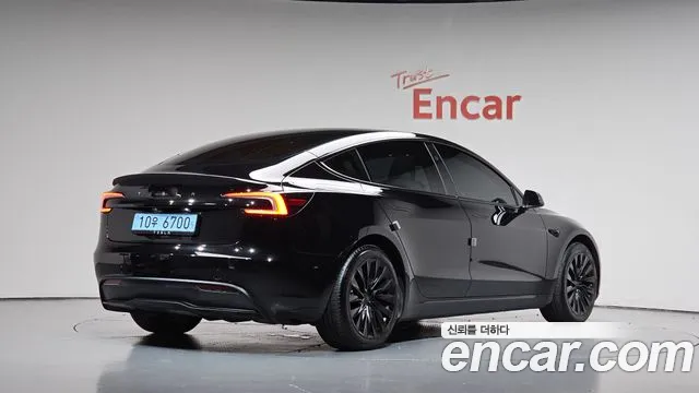 Tesla Model 3 — Фото автомобиля 2