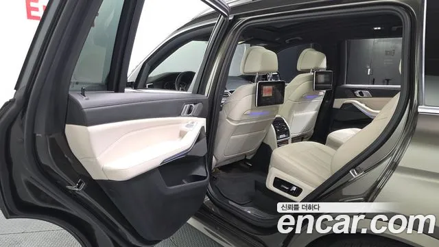 BMW X7 M50i 6 мест — Фото автомобиля 24