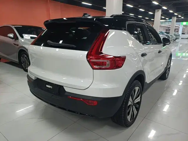 Volvo XC40 — Фото автомобиля 6