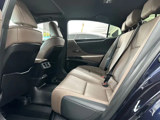 Lexus ES — Фото автомобиля 13