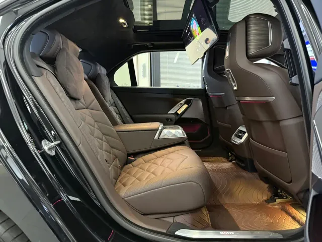 BMW 7 Series — Фото автомобиля 10