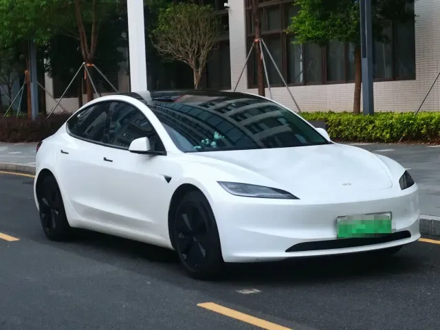 Tesla Model 3 — Фото автомобиля 3