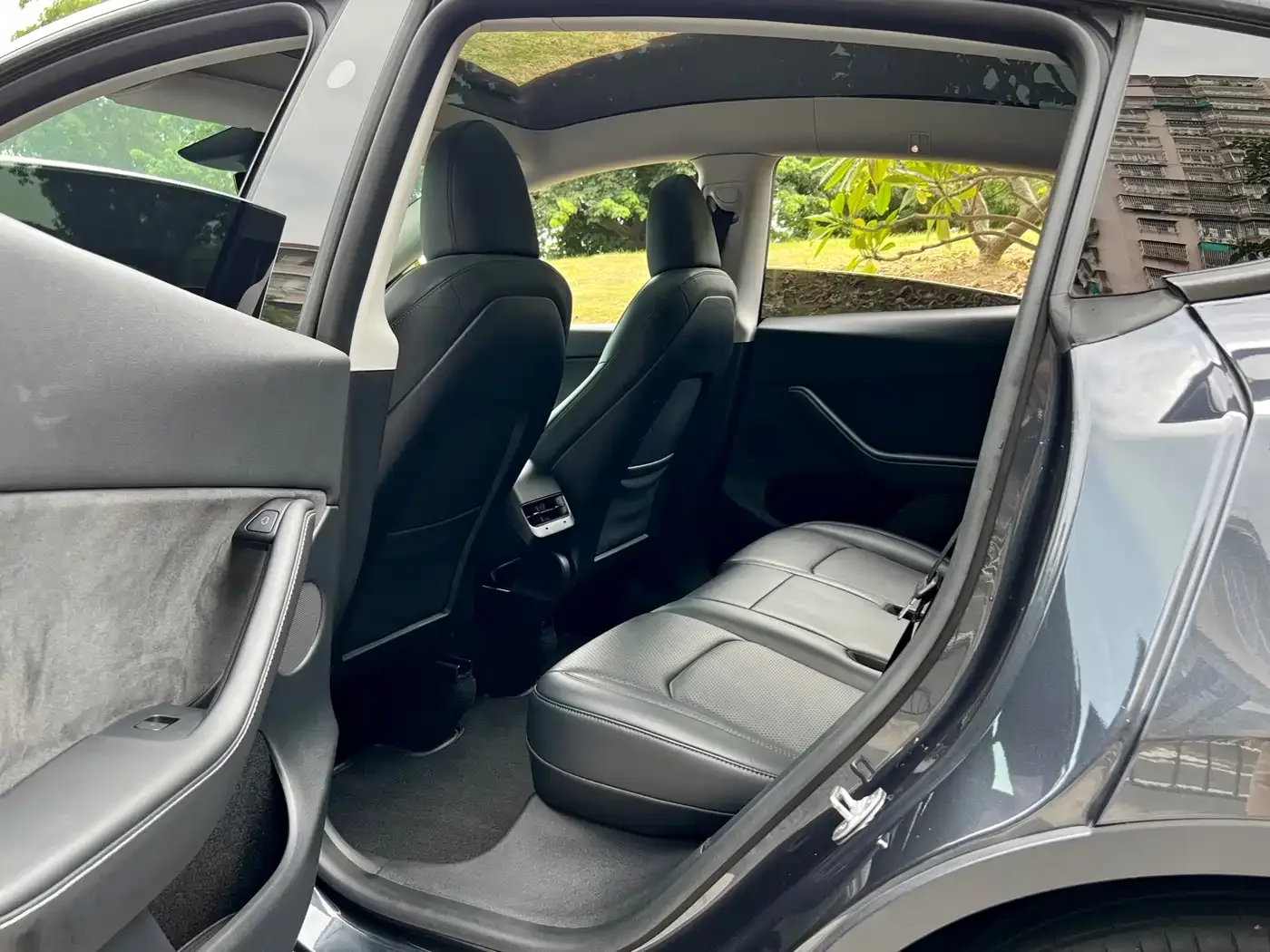Tesla Model Y 2024 Rear-Wheel Drive Version — Фото автомобиля 14