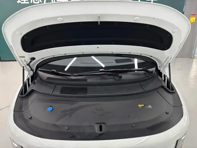 Li Auto i8 — Фото автомобиля 23