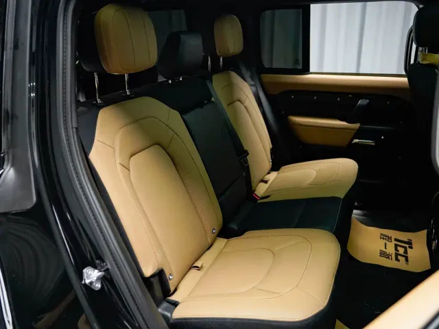 Land Rover Defender — Фото автомобиля 12