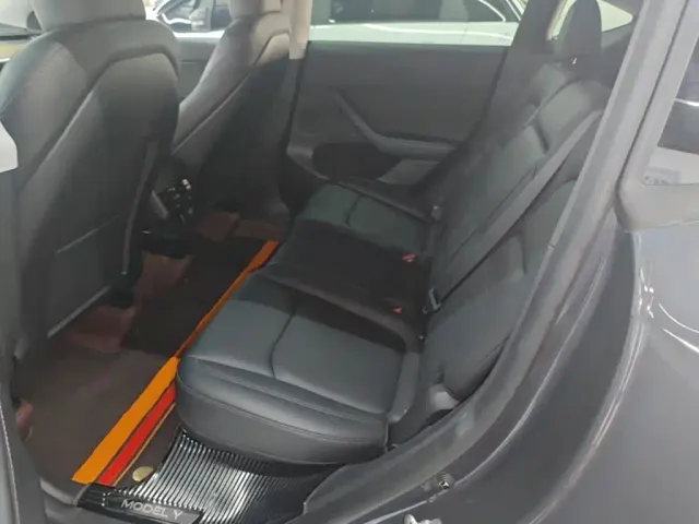 Tesla Model Y — Фото автомобиля 16