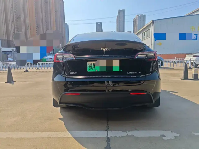 Tesla Model Y — Фото автомобиля 8