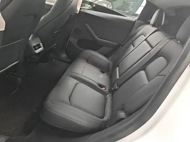 Tesla Model Y — Фото автомобиля 16