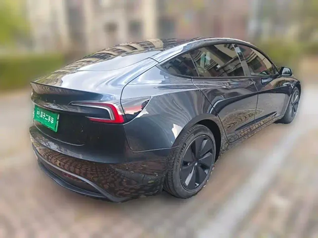 Tesla Model 3 — Фото автомобиля 4