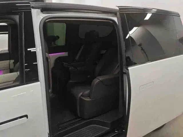 Li Auto MEGA — Фото автомобиля 6