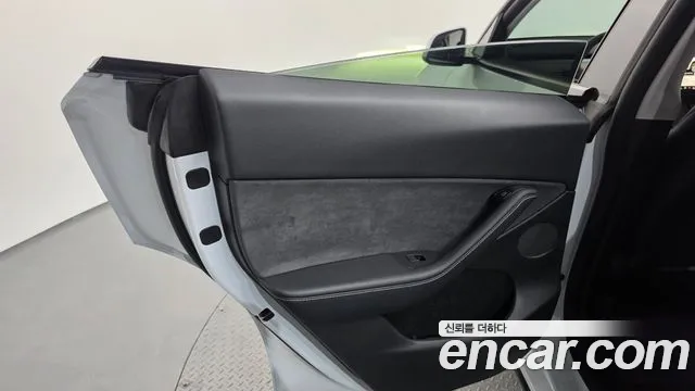 Tesla Model Y — Фото автомобиля 25