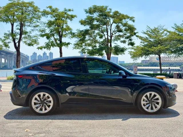 Tesla Model Y — Фото автомобиля 6