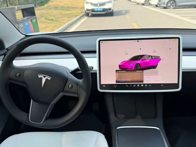 Tesla Model 3 — Фото автомобиля 5
