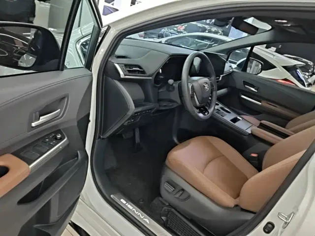 Toyota Sienna — Фото автомобиля 15