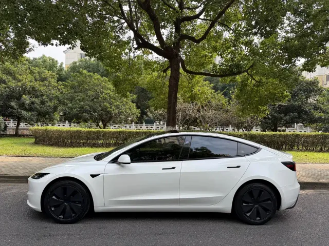 Tesla Model 3 — Фото автомобиля 5