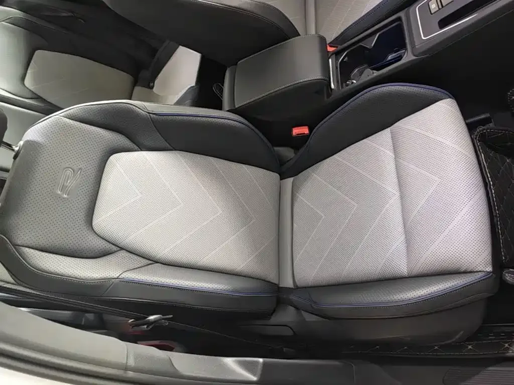 Volkswagen Golf 2025 300TSI R-Line — Фото автомобиля 24