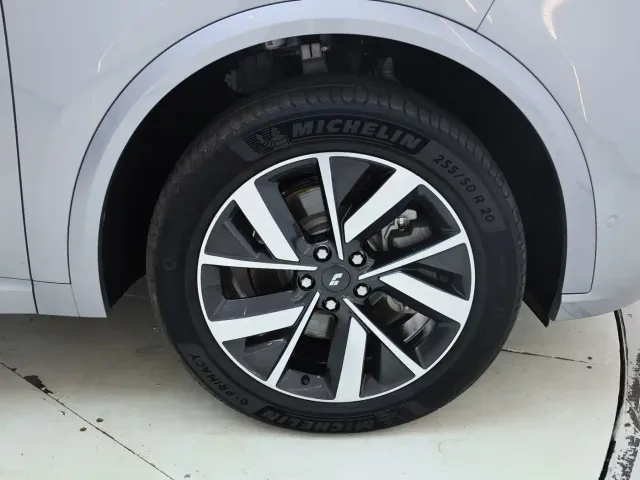 Li Auto L8 — Фото автомобиля 6