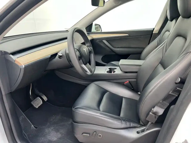 Tesla Model Y — Фото автомобиля 14