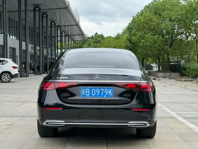 Mercedes-Benz E-Class — Фото автомобиля 4