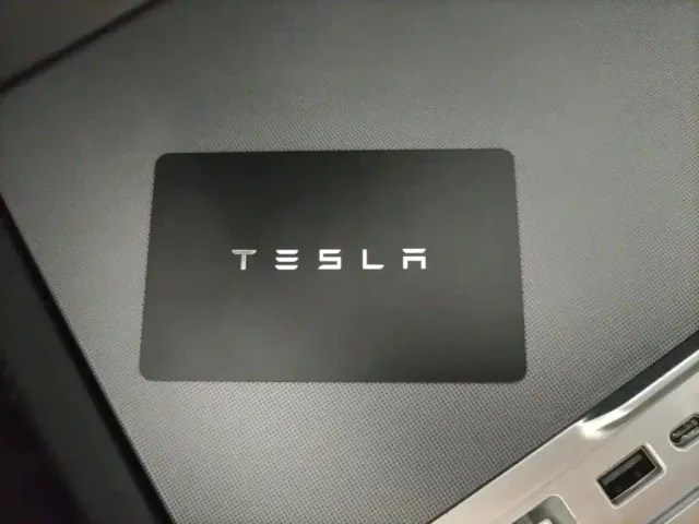 Tesla Model 3 — Фото автомобиля 8