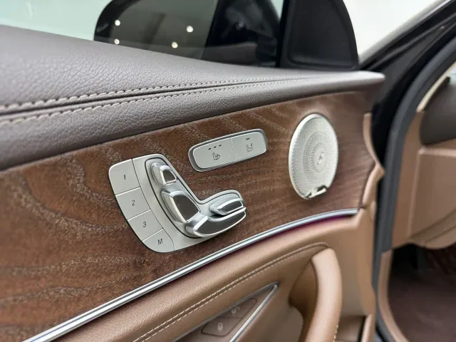 Mercedes-Benz E-Class — Фото автомобиля 9