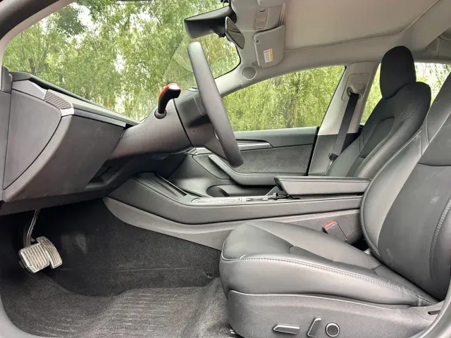 Tesla Model 3 — Фото автомобиля 10